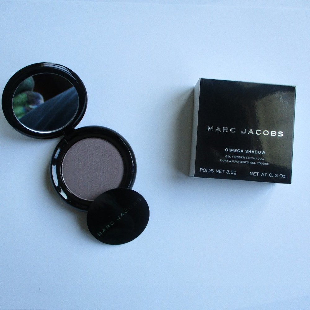 Marc Jacobs Gel Powder Eyeshadow Moment-O 590 3.8 g. Taupe